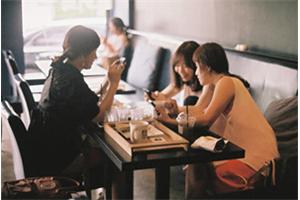 切忌在餐桌教育孩子：不可忽视的“餐桌庭审”