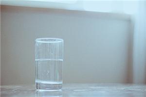 我们都是半杯水，不要轻易否定自己的价值