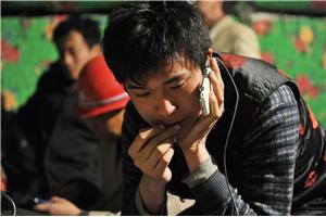 给远方的亲人打个电话