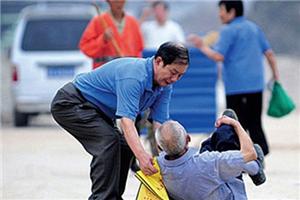 心理分析：倒地老人为何“讹”人？