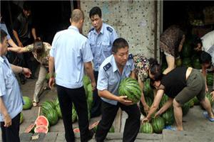 谈城管掐脖小贩之你的伤害权，我的无助
