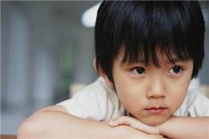 乖巧的孩子，眼神里含着落寞
