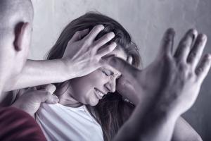 永远不要原谅一个打过你的男人...